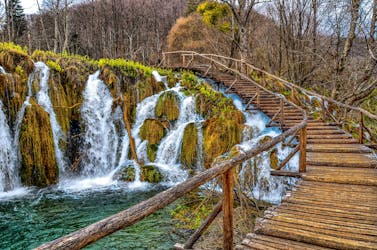 Visita guiada ao parque nacional dos Lagos de Plitvice com pacote de presentes